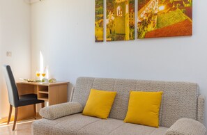 One-Bedroom Apartment with Balcony | Área de estar | TV de tela plana