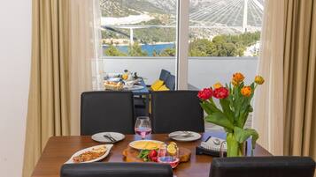 Two-Bedroom Apartment with Balcony and Sea View | Zona de estar | Una televisión de pantalla plana