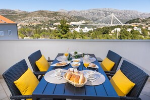 Two-Bedroom Apartment with Balcony and Sea View | 露台/庭院