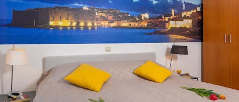 Two-Bedroom Apartment with Balcony and Sea View | 1 sovrum, värdeförvaringsskåp på rummet och individuell inredning