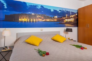 Two-Bedroom Apartment with Balcony and Sea View | 1 Schlafzimmer, Zimmersafe, individuell dekoriert