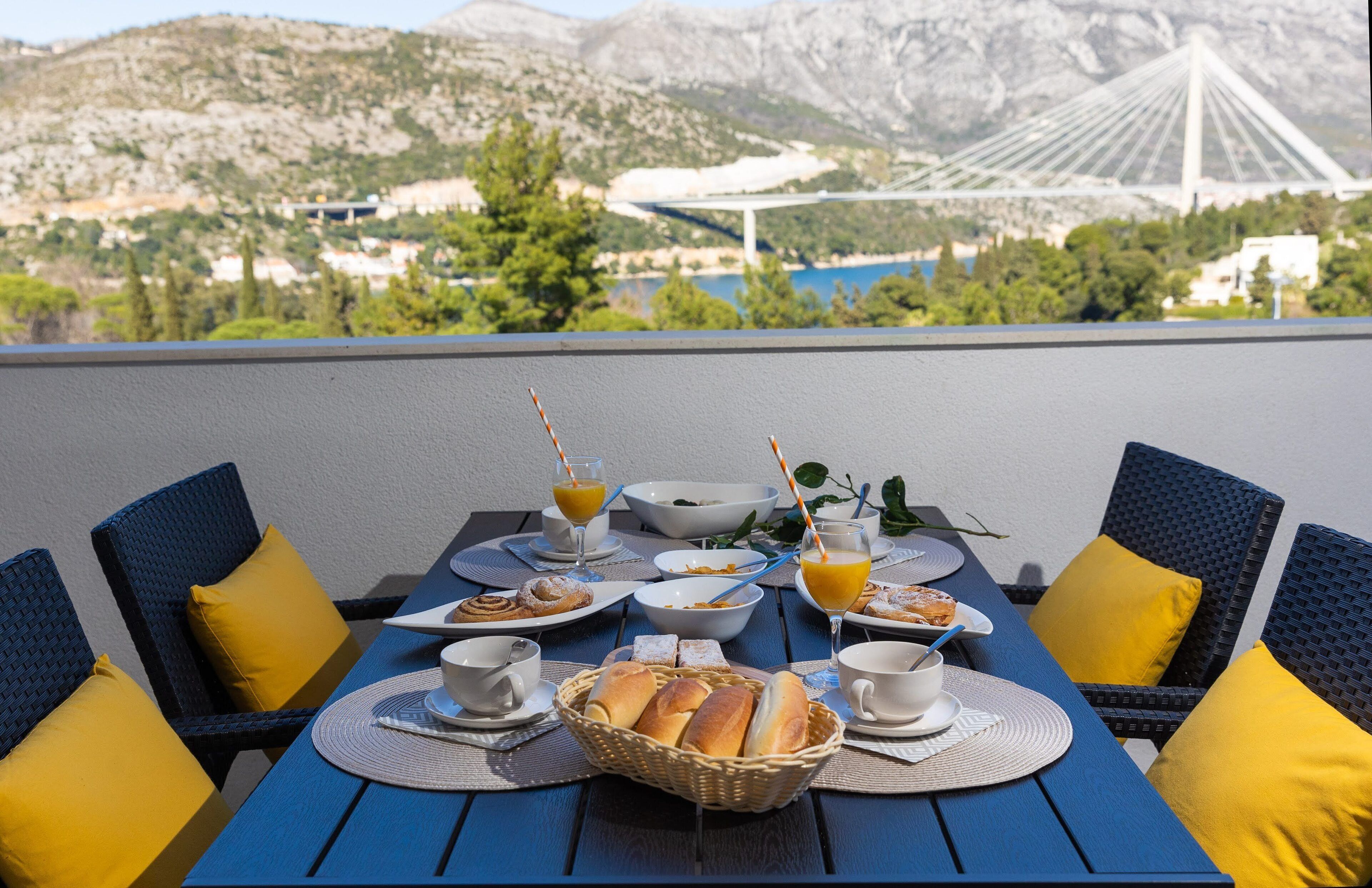 Two-Bedroom Apartment with Balcony and Sea View | Terraza o patio