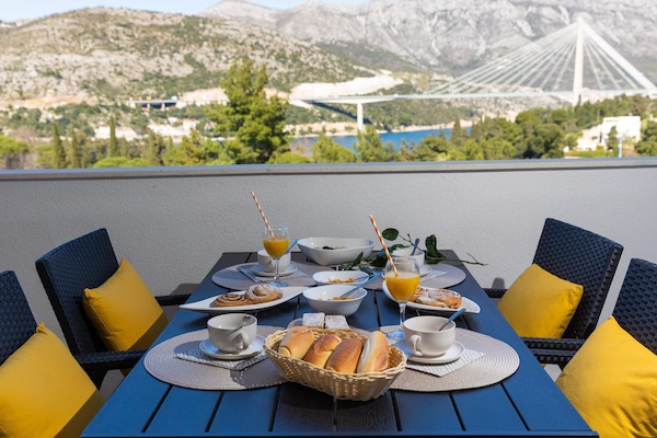 Two-Bedroom Apartment with Balcony and Sea View | Terrasse/Patio