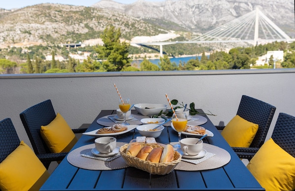 Two-Bedroom Apartment with Balcony and Sea View | 露台/庭院