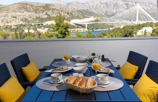 Two-Bedroom Apartment with Balcony and Sea View | Terrazza/patio