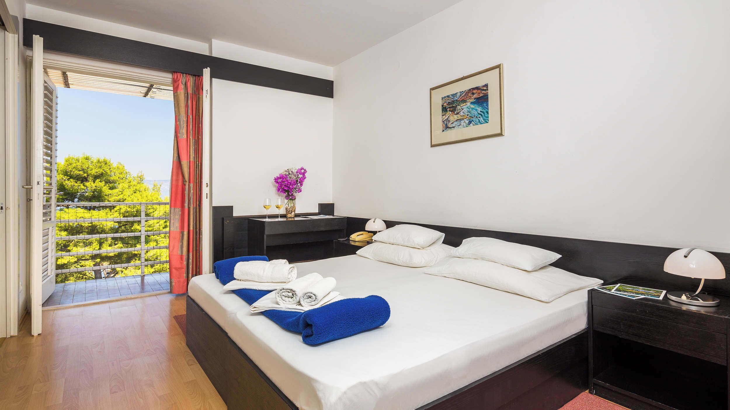 Escritorio, cunas (de pago), wifi gratis y ropa de cama