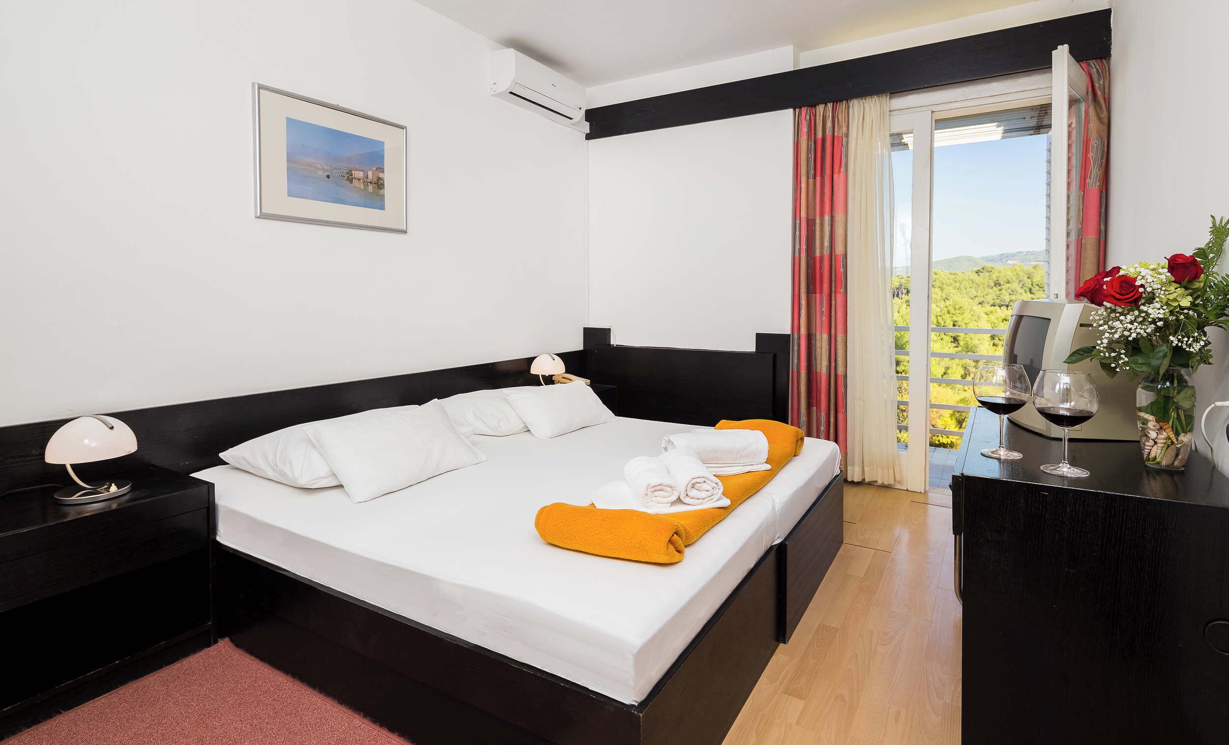 Escritorio, cunas (de pago), wifi gratis y ropa de cama