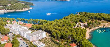 Vista frontal de la propiedad