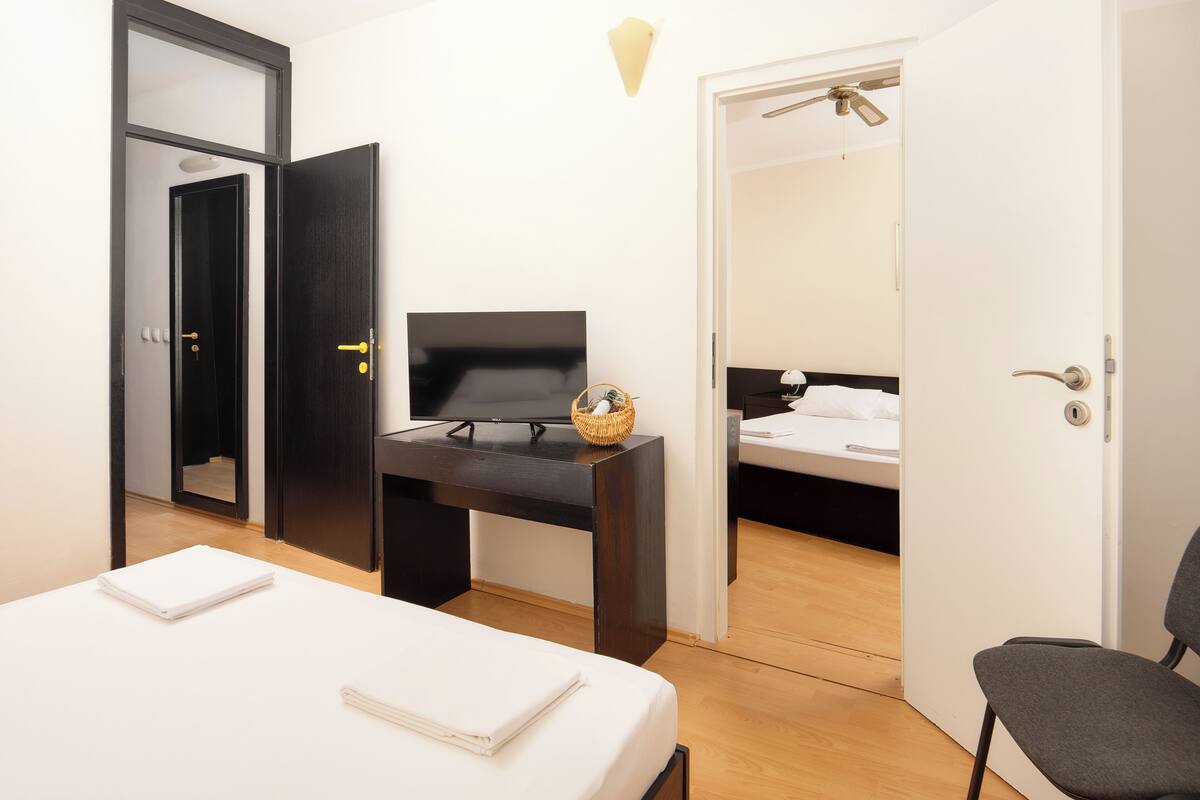 Family Room 2+2 | 1 bedroom, desk, cots/infant beds, free WiFi
