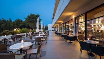 Poolside bar