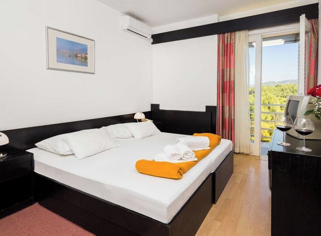 Escritorio, cunas (de pago), wifi gratis y ropa de cama