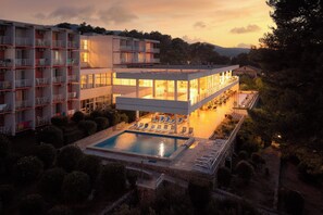 Fachada de la propiedad por la tarde o noche