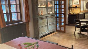 Luxury-Doppelzimmer, Terrasse, Gartenblick | Minibar, Zimmersafe, Verdunkelungsvorhänge, Bügeleisen/Bügelbrett