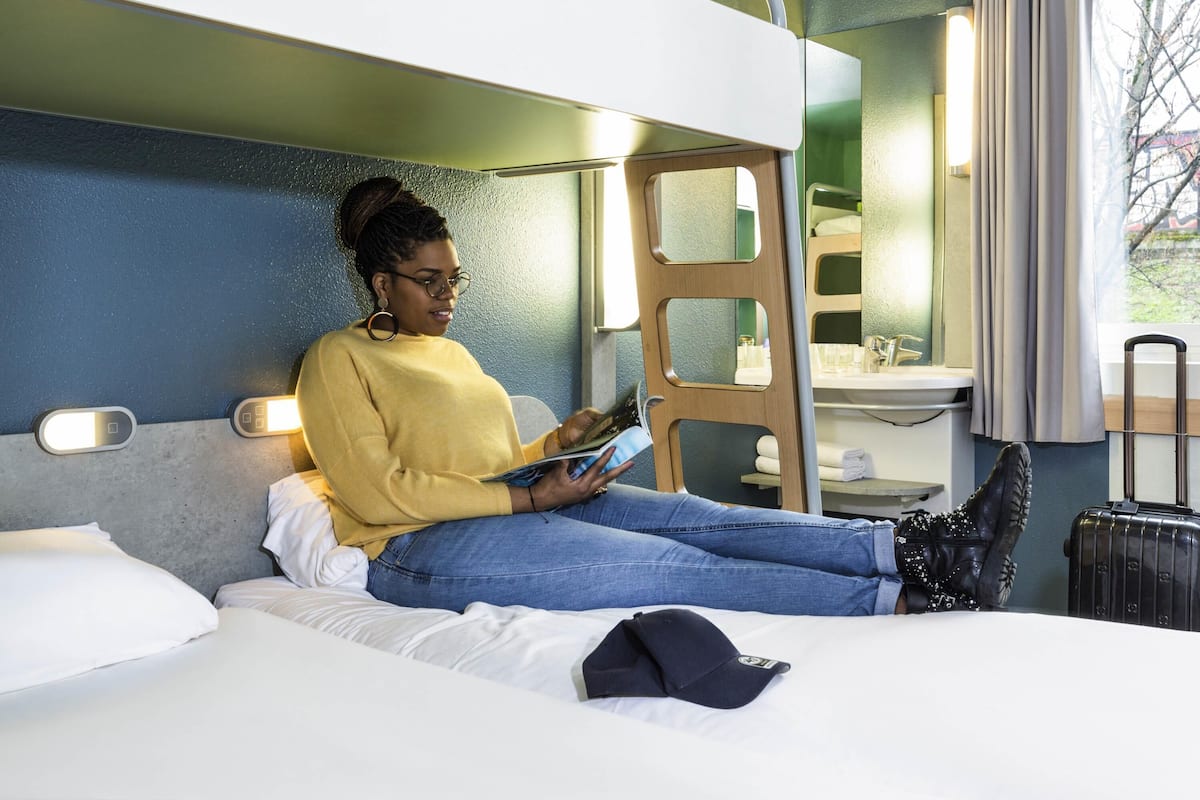 Escritorio, sistema de insonorización, wifi gratis y ropa de cama