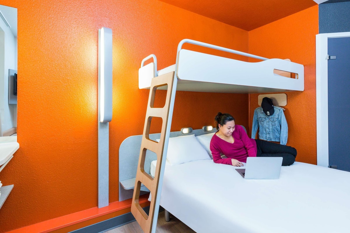 Desk, soundproofing, free WiFi, bed sheets