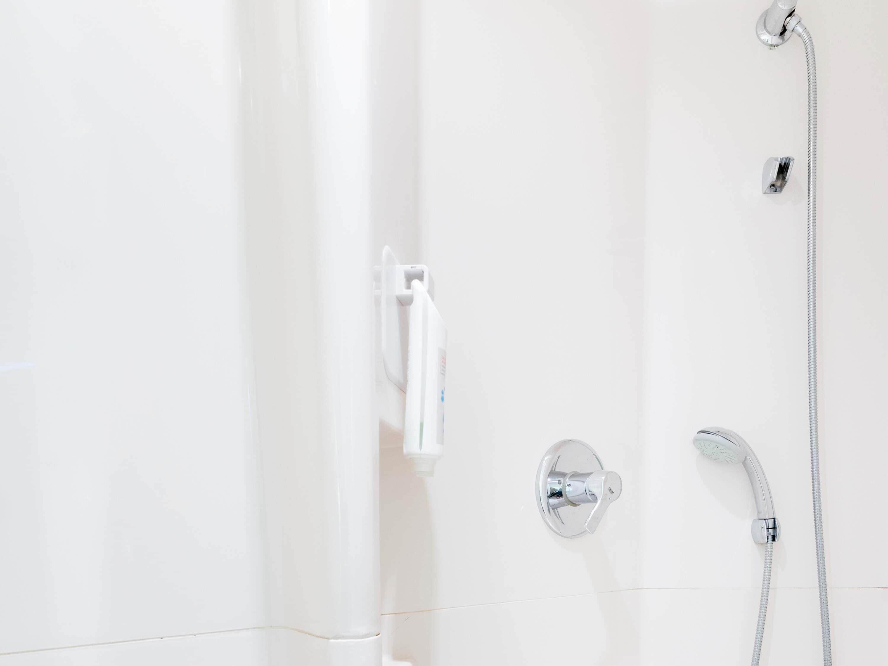 Desk, soundproofing, free WiFi, bed sheets