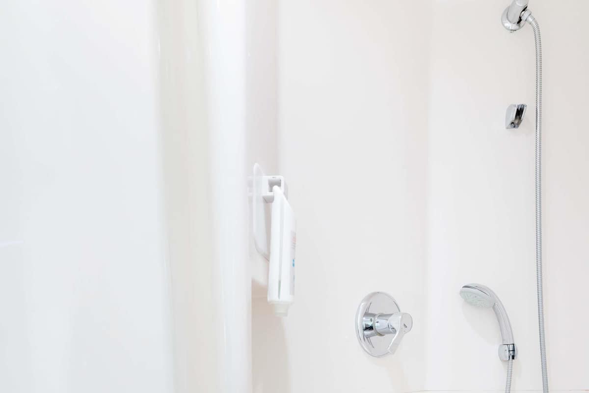 Een bureau, geluiddichte muren, gratis wifi, beddengoed