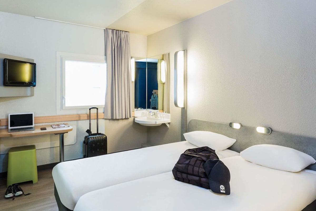 Twin Room, 2 Twin Beds | Desk, soundproofing, free WiFi, bed sheets