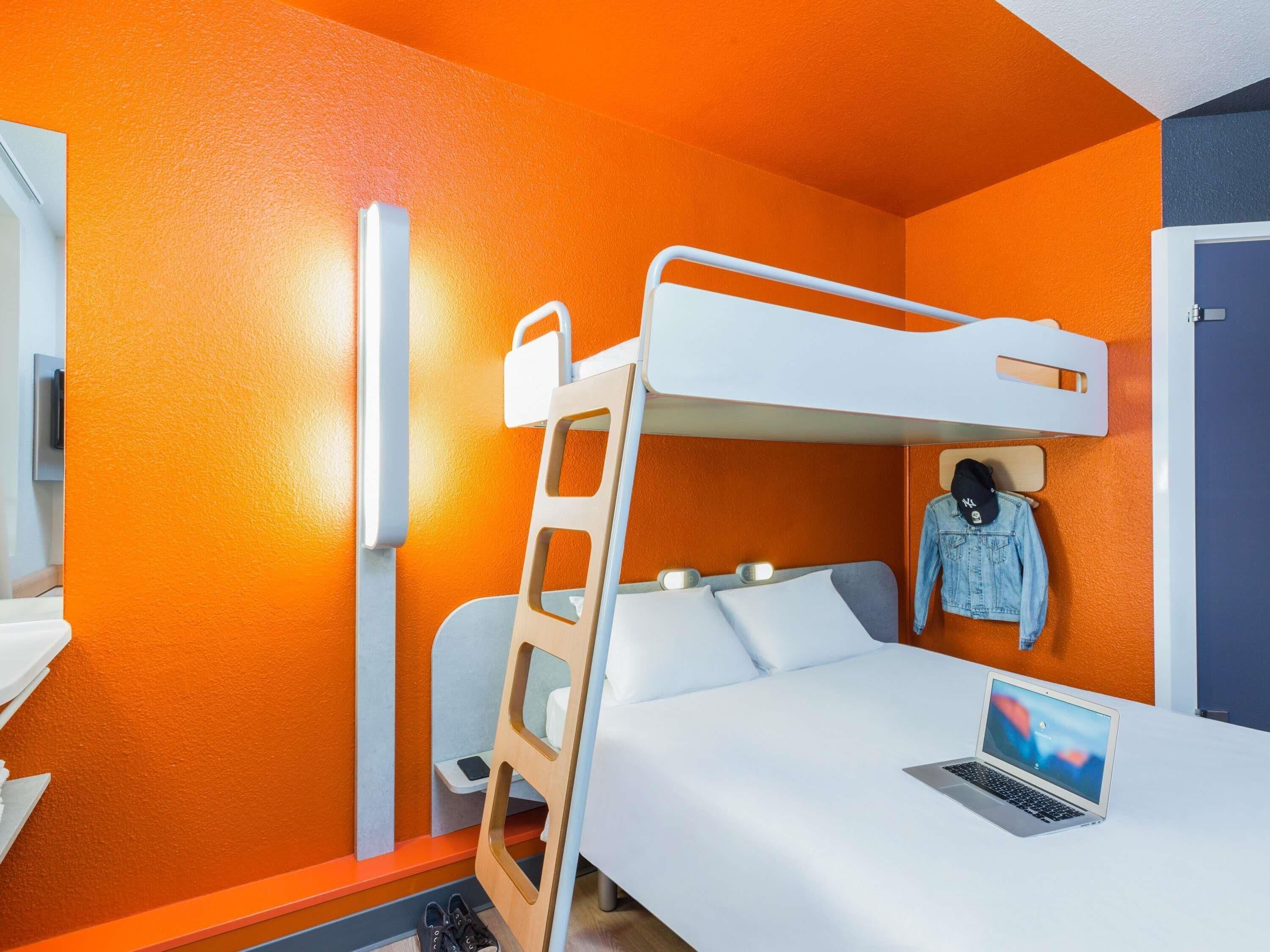 Chambre triple, Plusieurs lits | Bureau, système d’insonorisation, accès au Wi-Fi (inclus)