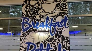 Bữa sáng buffet hàng ngày (9.90 EUR/mỗi người)