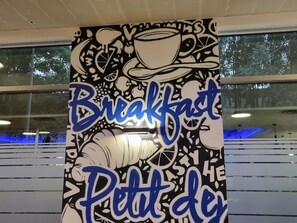 Frokostbuffé hver dag (EUR 9.90 per person)