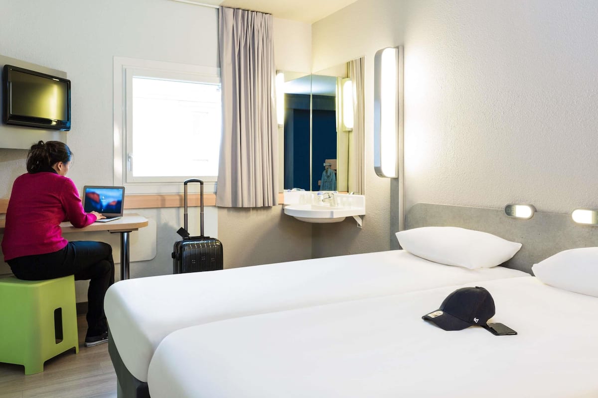 Habitación con 2 camas individuales, 2 camas individuales | Escritorio, insonorización, wifi gratis y ropa de cama