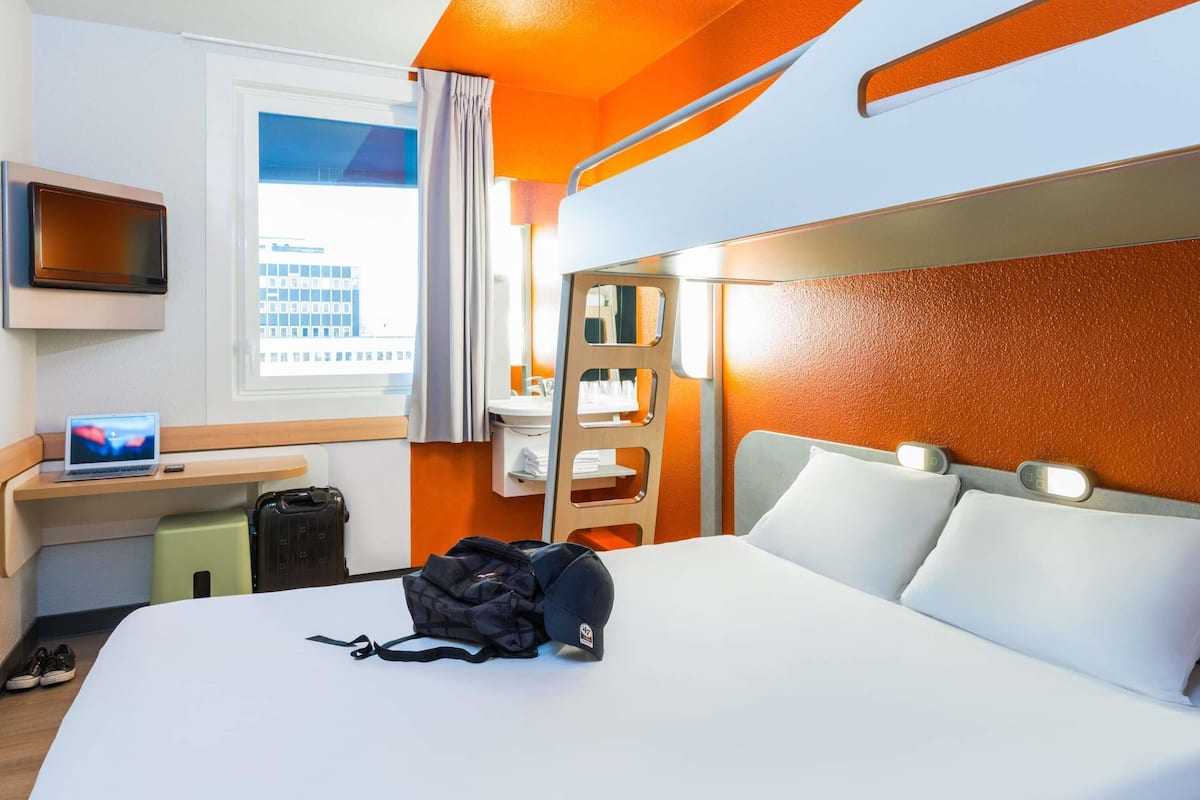 Escritorio, sistema de insonorización, wifi gratis y ropa de cama