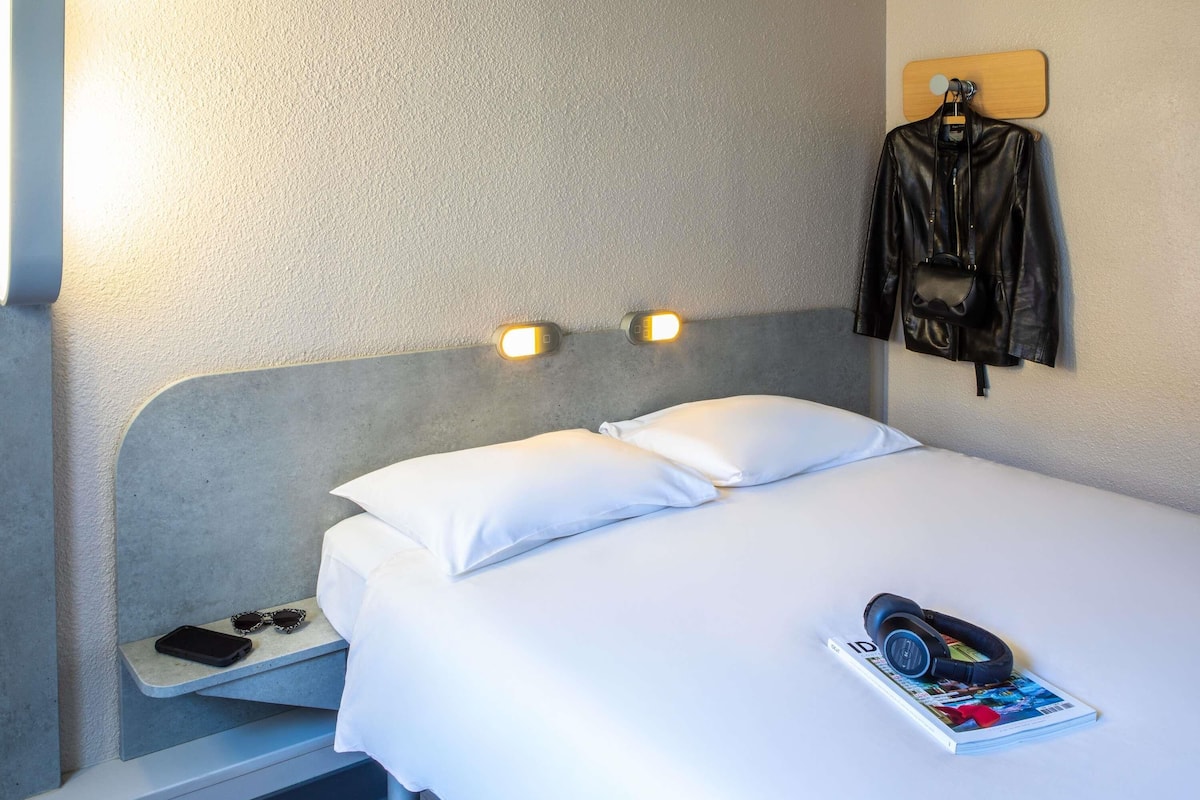 Habitación doble | Escritorio, insonorización, wifi gratis y ropa de cama