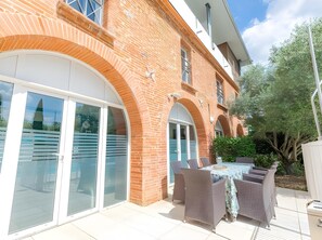 Outdoor dining - Park & Suites Toulouse Colomiers (Toulouse)