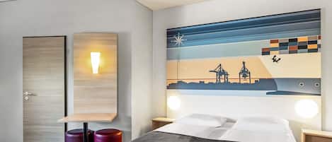 Desk, soundproofing, free WiFi, bed sheets