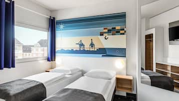 Family Quadruple Room | Desk, soundproofing, WiFi (free), bed sheets