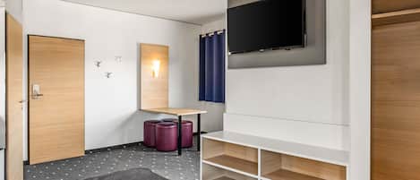 Desk, soundproofing, free WiFi, bed sheets