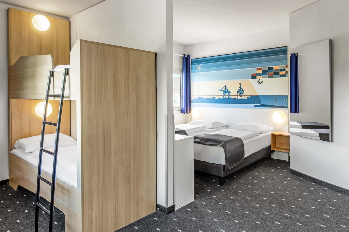 Family Quadruple Room | Desk, soundproofing, free WiFi, bed sheets
