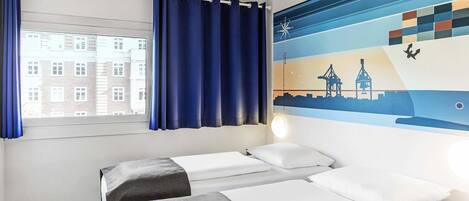 Desk, soundproofing, free WiFi, bed sheets