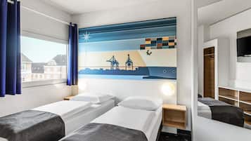 Family Quadruple Room | Desk, soundproofing, free WiFi, bed sheets