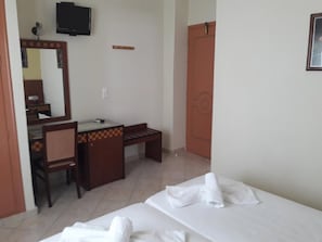 Minibar, in-room safe, laptop workspace, iron/ironing board - Parthenon (Ios)