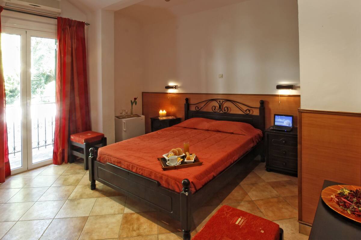 Triple Room | In-room safe, blackout drapes, soundproofing