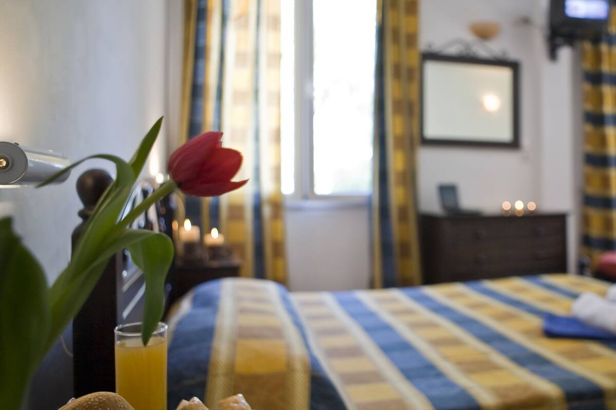 In-room safe, blackout drapes, soundproofing