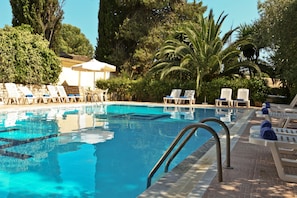 Piscina externa, funciona das 10h às 19h30, guarda-sóis