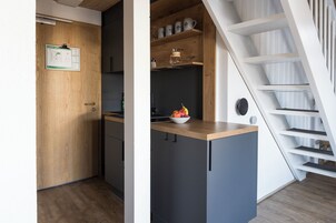 Ropa de cama hipoalergénica y caja de seguridad en la habitación 