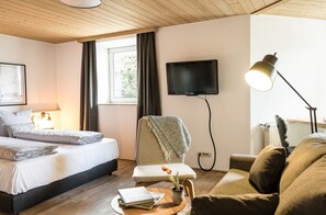 Habitación doble, vistas al jardín | Ropa de cama hipoalergénica, caja fuerte, cortinas opacas y wifi gratis