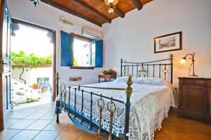 In-room safe, individually decorated, individually furnished, free WiFi - Venetiko Apartments (Naxos)
