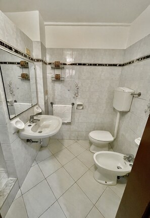Shower, free toiletries, towels