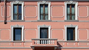 A building with six windows, each with a balcony. - Casa Calicantus (Milan)