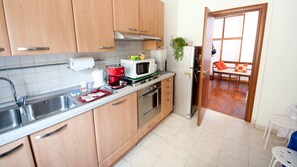 อาหารเช้าแบบบริการตนเองทุกวัน (EUR 8 ต่อคน)