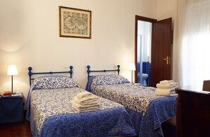 Habitació amb dos llits individuals | Roba de llit d'alta qualitat, caixa forta a l'habitació i escriptori 