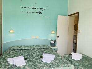 Habitación triple | Caja fuerte, cunas (de pago), wifi gratis y ropa de cama