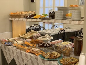 Free daily buffet breakfast - Villa Madana (Rimini)