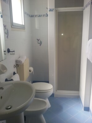 Regadera, amenidades de baño gratuitas, secadora de cabello, bidet 