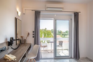 Premium bedding, free cribs/infant beds, WiFi